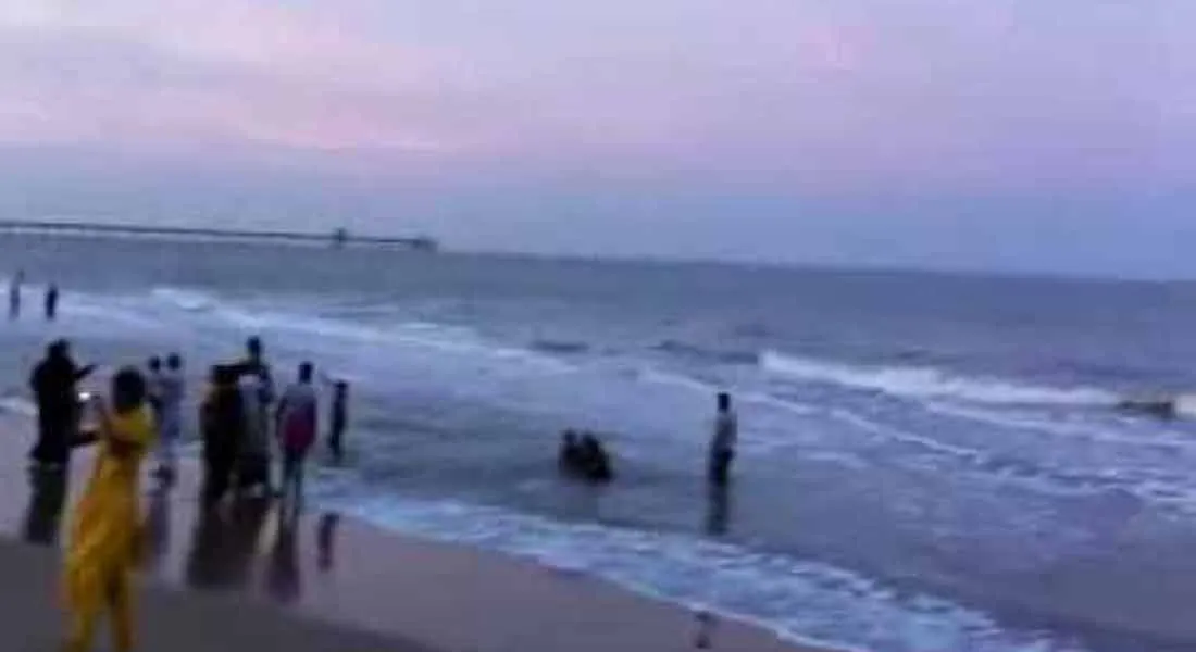  The death of the boy trapped in the sea wave 