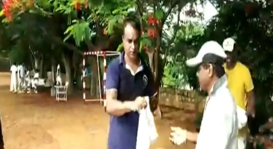  Minister  SP Vellumani Playing cricket 