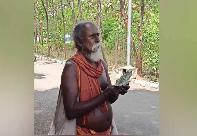 The old man who provided financial assistance to the District Collector to help the Sri Lankan Tamils!