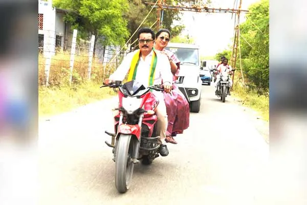 Sarathkumar bike ride with Radhika in Virudhunagar constituency