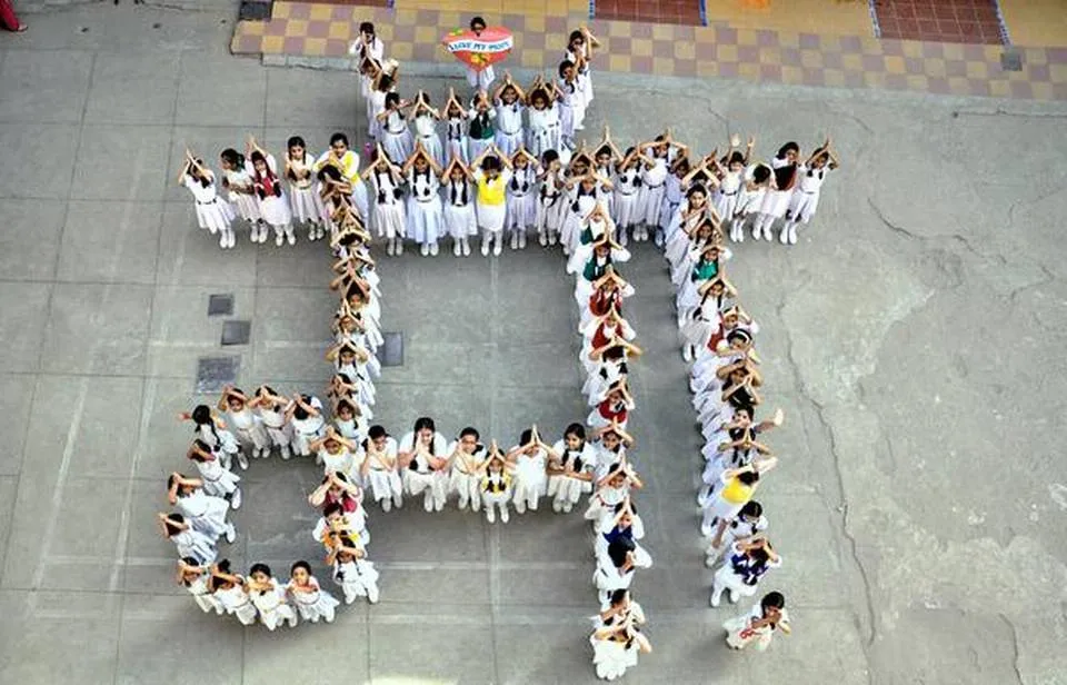  What is the status of Hindi in Gujarat?