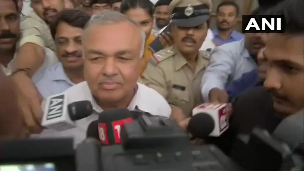 karnataka govt coalition 13 mlas resign, cm kumarasamy govt may be dissolve