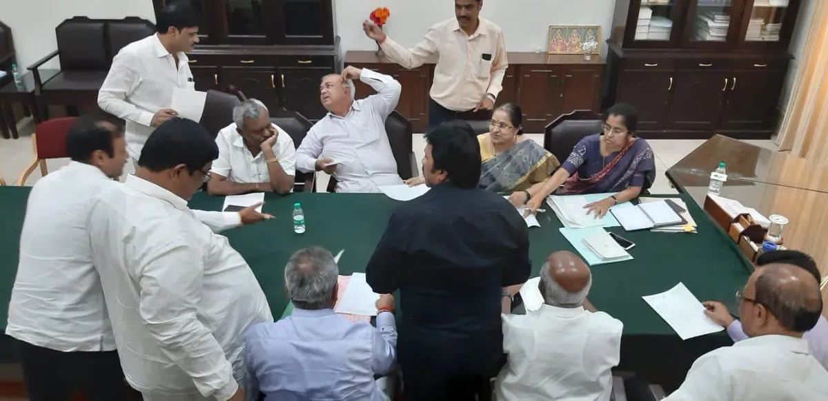 karnataka govt coalition 13 mlas resign, cm kumarasamy govt may be dissolve