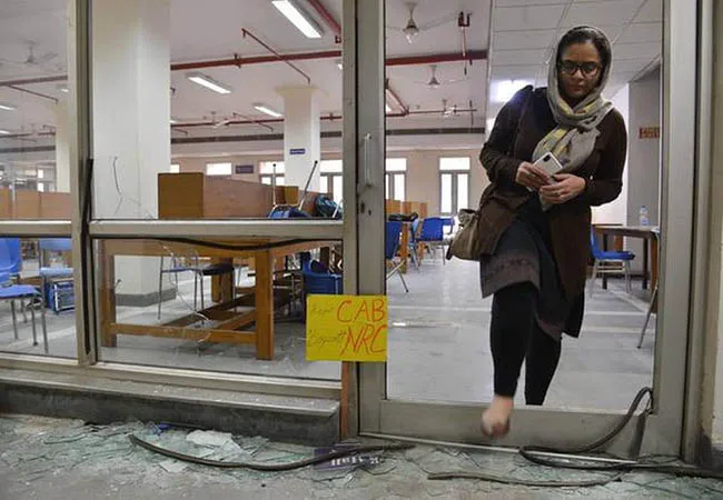 CITIZENSHIP AMENTMENT BILL 2019 DELHI UNIVERSITY LIBRARY POLICE WITH STUDENTS 