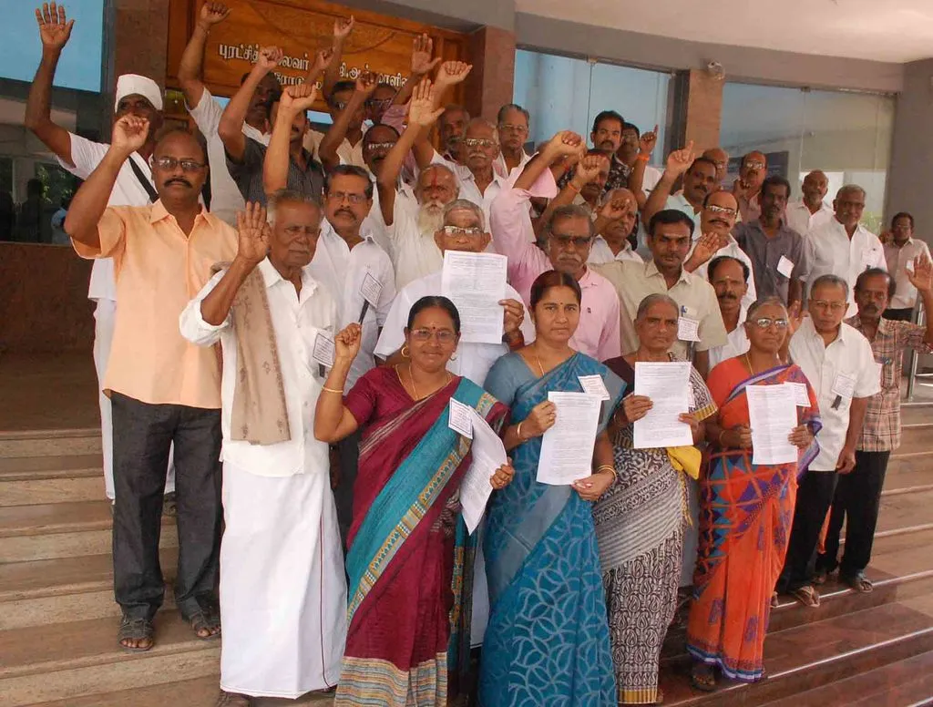 People struggle in erode corporation office 