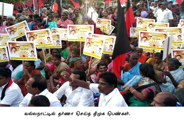 Women stir the road to against protest the police