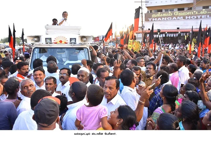 Women stir the road to against protest the police