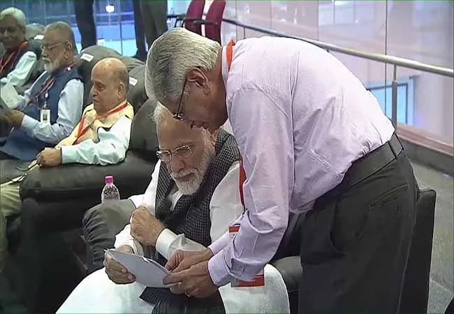 chandrayaan 2 lender problem signal cut isro scientist shock pm narendra modi 