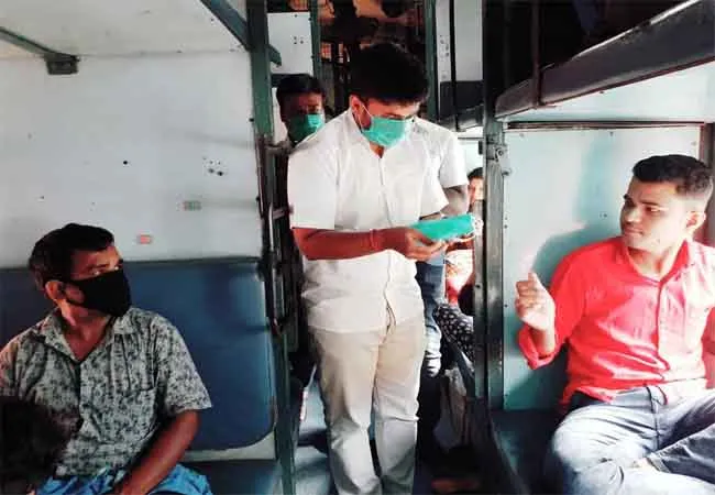 TAMIL MANILA CONGRESS PARTY FREE MASKS PEOPLES IN ERODE JUNCTION 