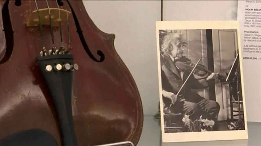  Einstein playing violin