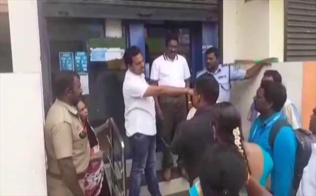 canara bank entry in one women thief take gold and money peoples shock 