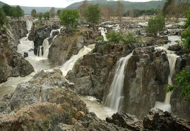 HOGENAKKAL WATER FALLS DOWN CONTINUE BOAT SERVICE TOURIST PEOPLES HAPPY