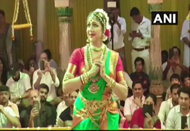BJP UP STATE MADHURA MP HEMA MALINI  Bharatanatyam IN KRISHNA TEMPLE VIDEO