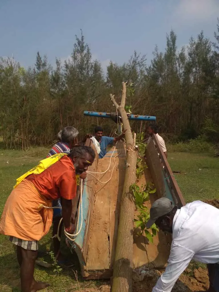 Nagalingam leaning to the storm was the people who again Planting the flower tree