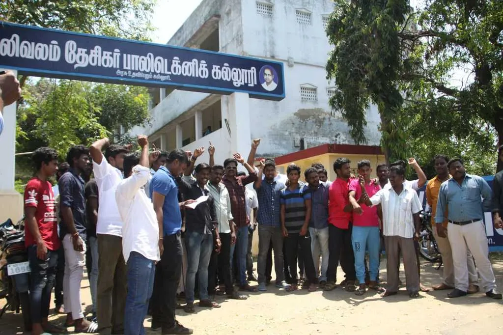 Students protested against the Pollachi sexual abuse case!!