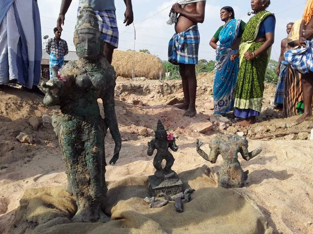  statue in under earth... Public Requests for Archaeological Survey