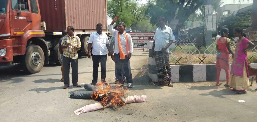 kamal Embodiment burn protest in vellore... 