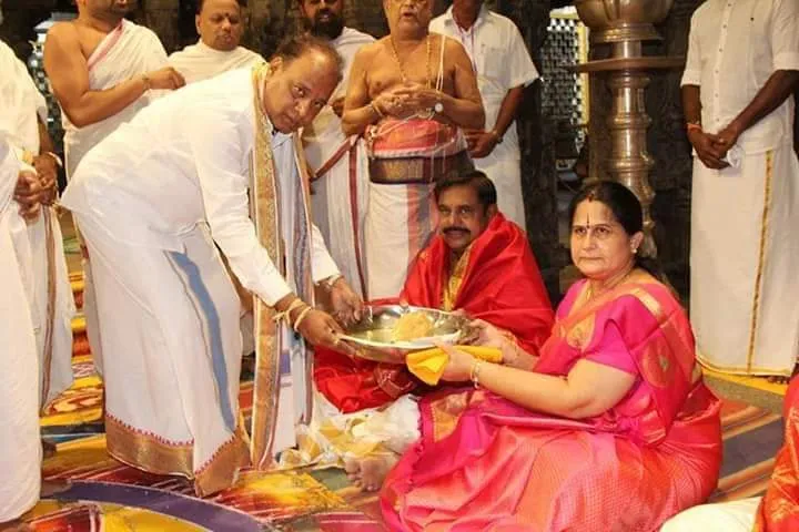  One crore ... a kilo gold .. a kilo silver ... -The gift of edappadi
