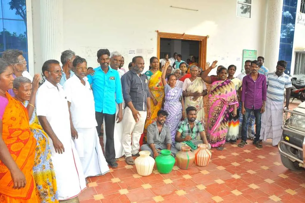 protest for the drinking water and the regional development office with the empty  Pots