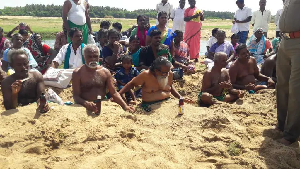 ayyakannu leads the protest in kaveri river 