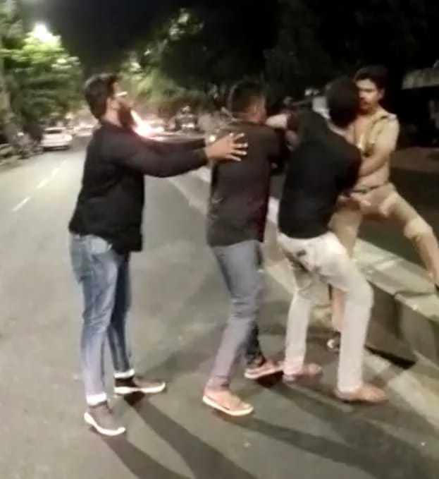  police attacked by strangers... The next video release.? 
