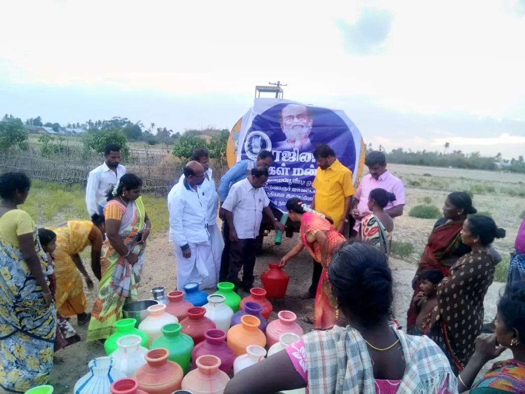 Rajini people's forum providing drinking water by tanker trucks!