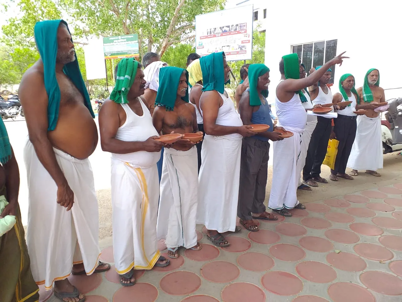 The farmers who are carrying Thiruvote ; a shocked collector