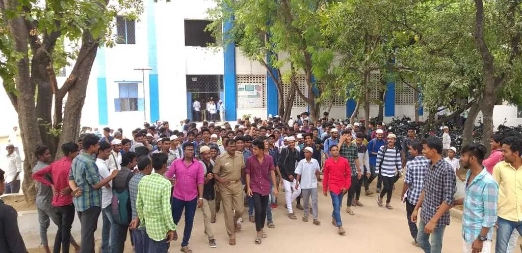 former school student's protest for provide laptop!