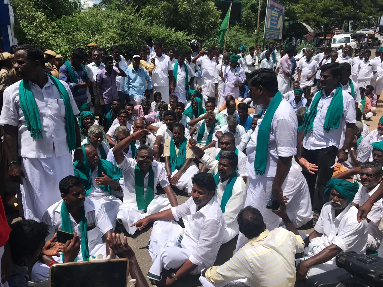 MANY FARMERS NOT GET KISAN INSURANCE FARMERS STRIKEAT TIRUVARUR 