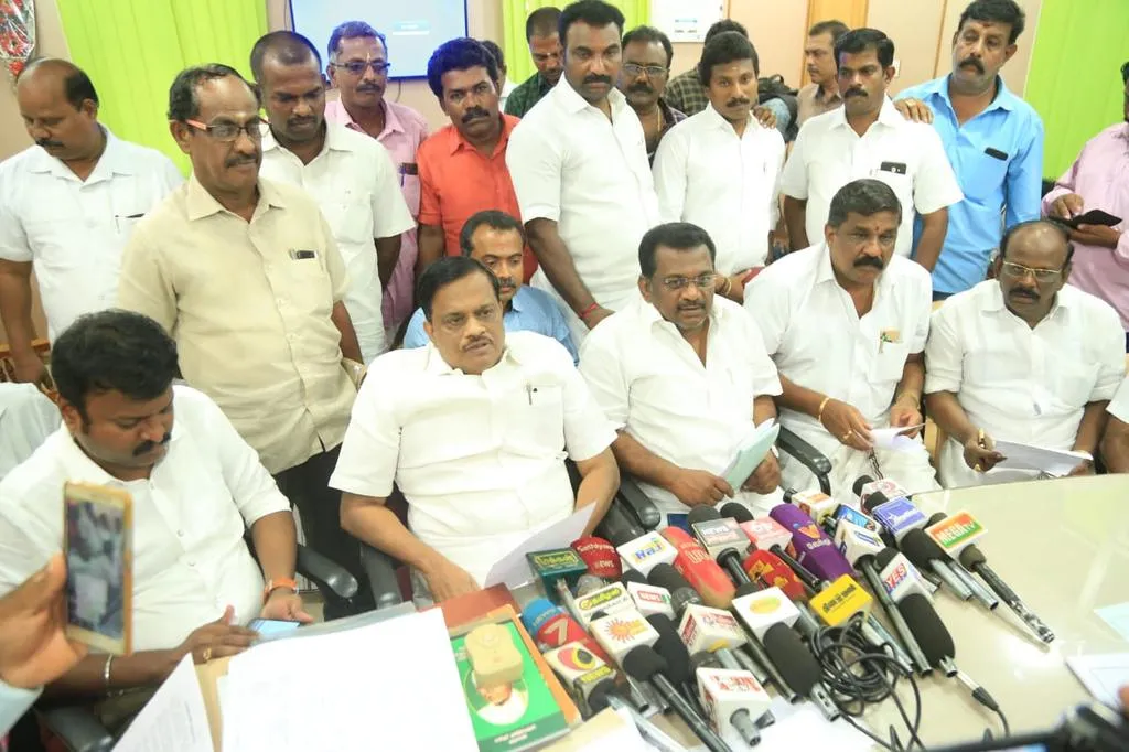  'It's just like this ... we will be friendly with DMK and ADMK !!