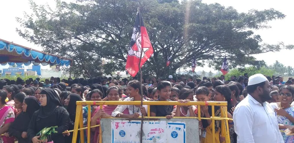 No crowd to welcome chief minister... Minister who ran to the college to raise the crowd