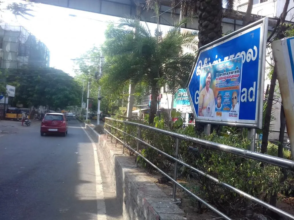 Greeting banner on the guide board ...