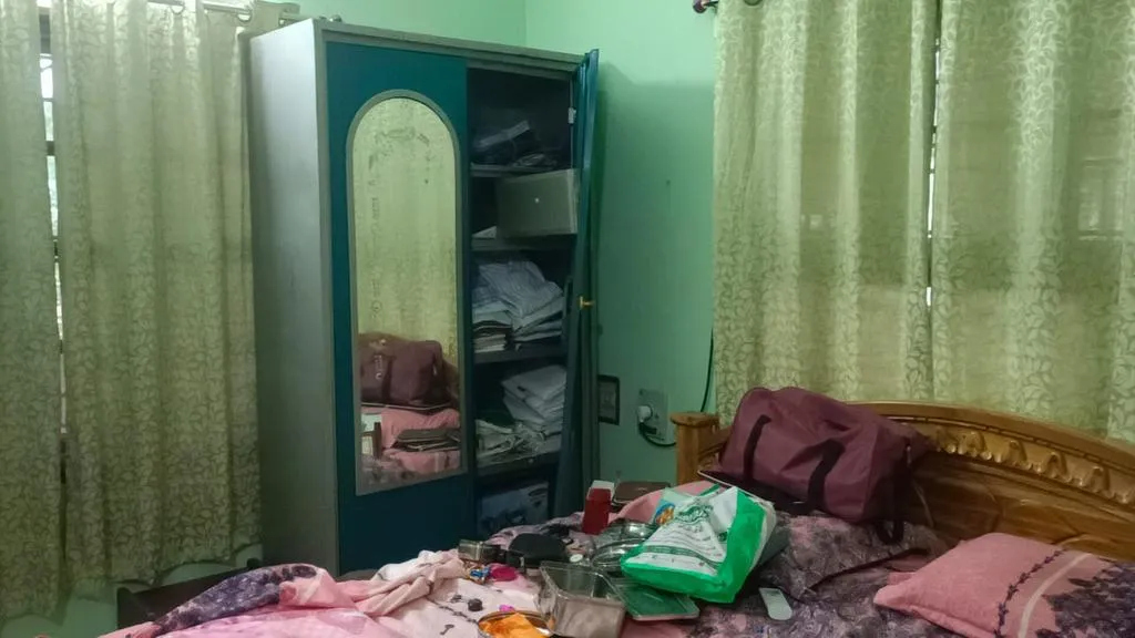 Breaking the lock of the NLC officer's house and stealing jewelry!
