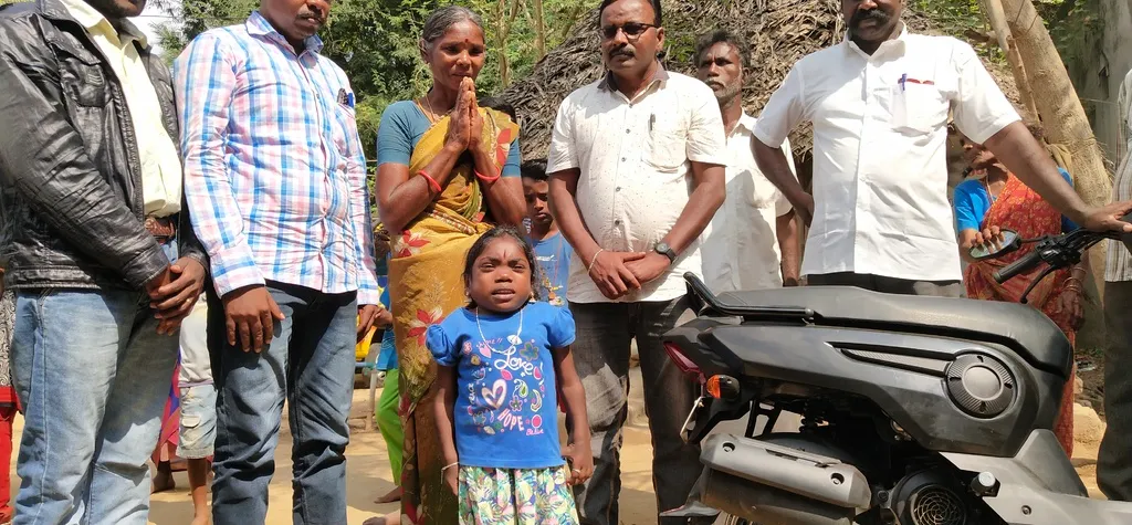  Eighteen-year-old girl, a militant mother lifting her to college in the hip