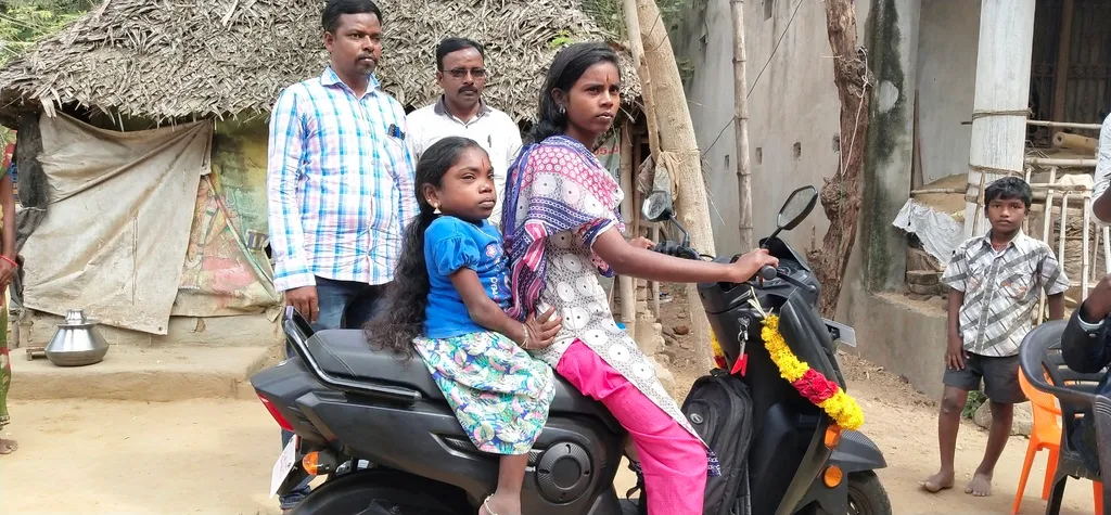  Eighteen-year-old girl, a militant mother lifting her to college in the hip