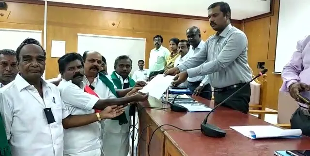  Farmers wearing black badge against hydrocarbon project
