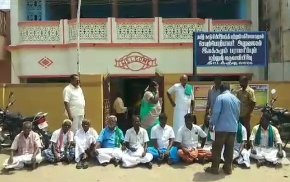   Farmers Darna condemning Electricity Officers!