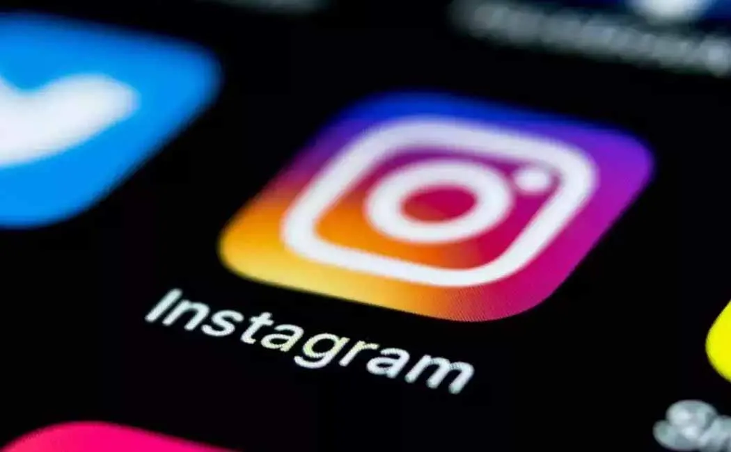 Husband caught in wife-spread Instagram web!