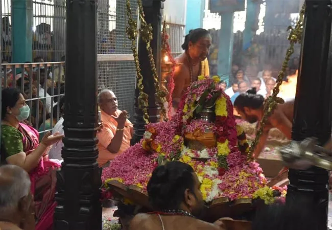 ADMK LEADER AND TN CM WIFE SPECIAL POOJA AT KUMBAKONAM TEMPLE 