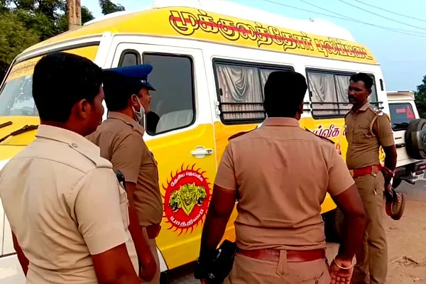 actor and political leader karunas vehicle stopped by cops
