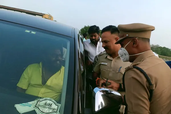 actor and political leader karunas vehicle stopped by cops