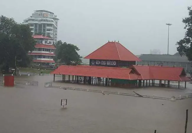KERALA HEAVY RAIN FLOOD COCHIN AIRPORT CLOSE AT TODAY MIGHT NIGHT 12.00 VERY CRITICAL