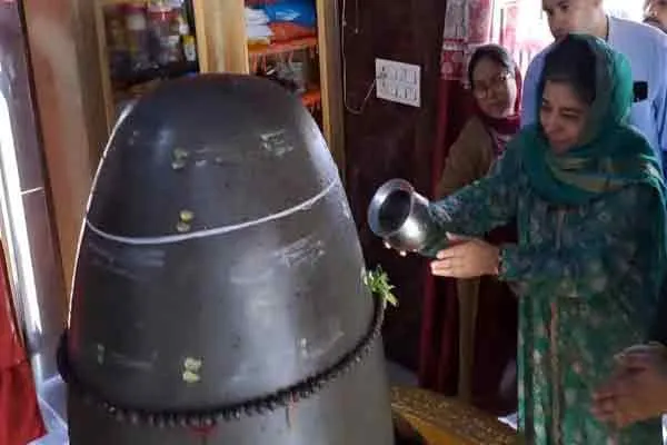 meghabooba mufti who anointed the shiv lingam 