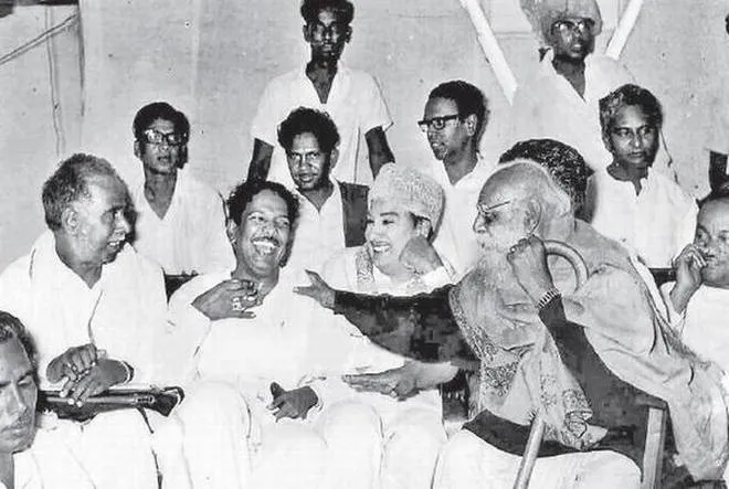 mgr kalaingnar dmk image