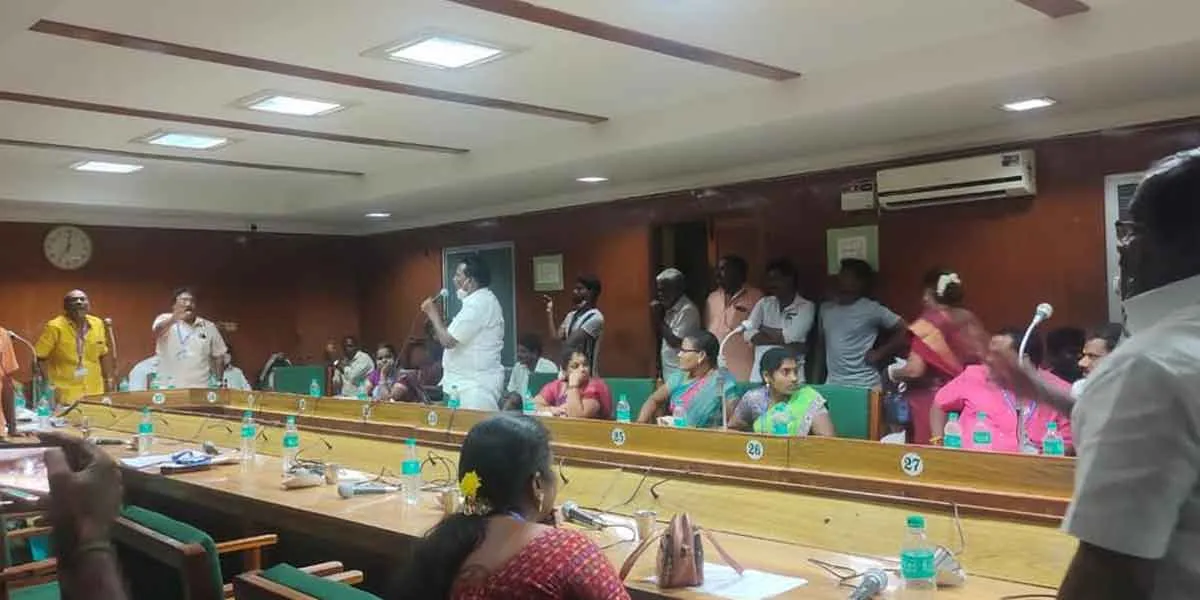 Heavy argument between ADMK and DMK members in the city council meeting!