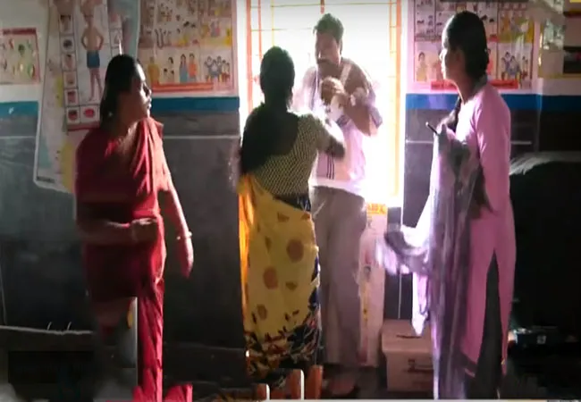 NAMAKKAL PRIMARY GOVT SCHOOL TEACHER SARAVANAN ILEGAL ACTIVITIES , PEOPLES AND PARENTS  
