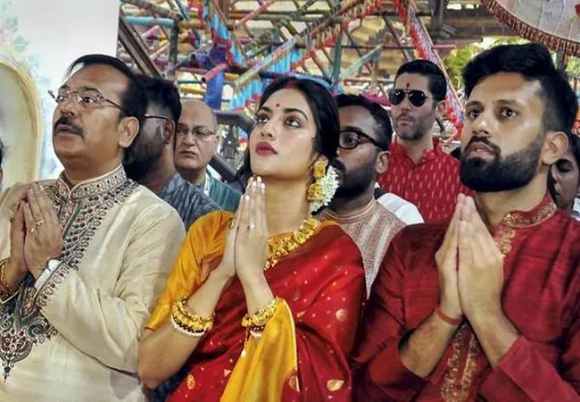 Participated in the Durga Puja   Muslim woman MP denounce is cleric