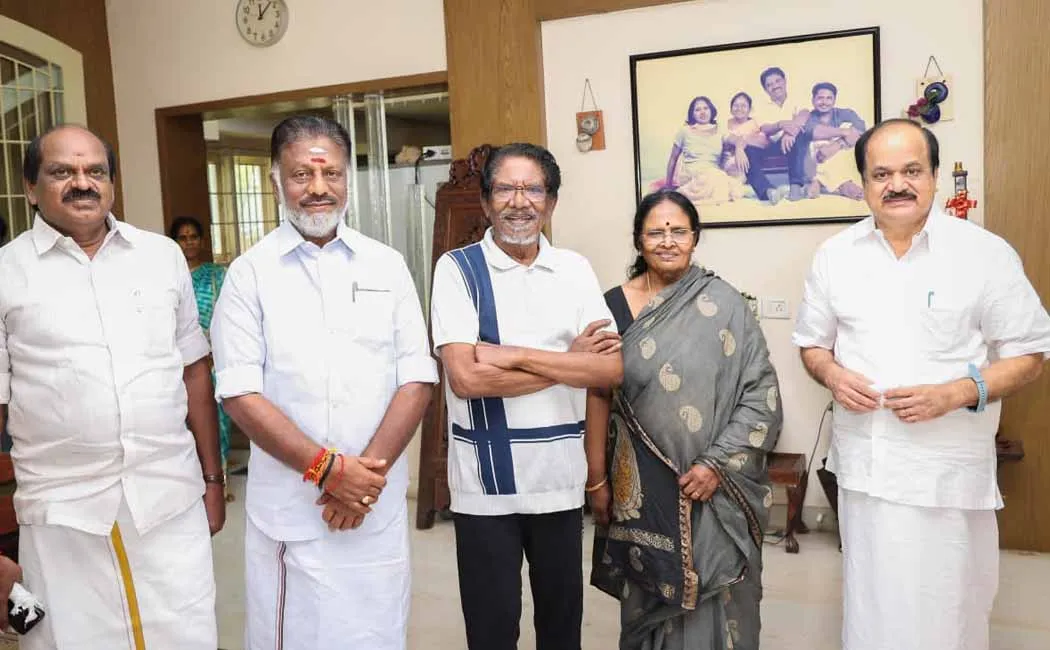 O. Panneerselvam meeting with director Bharathiraja!