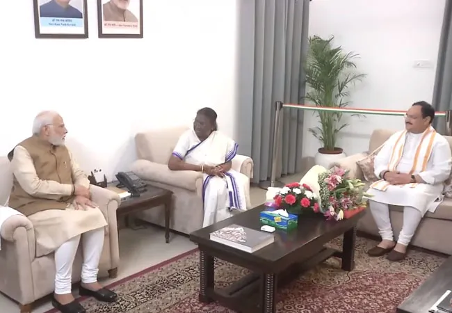 Prime Minister Narendra Modi greets Draupadi Murmu in person!