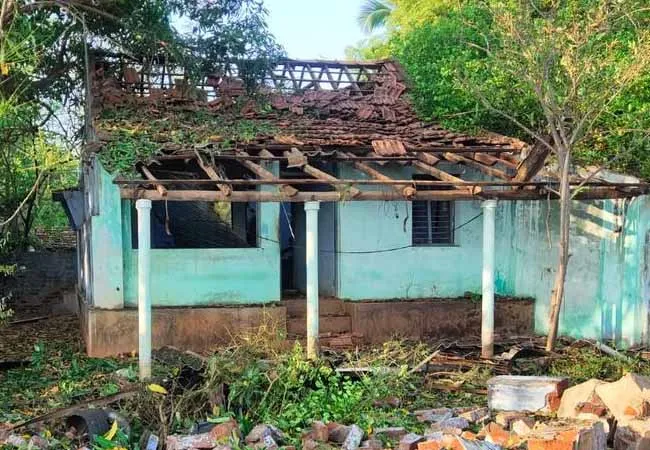 The car with the firecrackers exploded and scattered ... houses damaged!